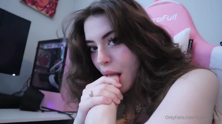 Watch Hannahowo’s Leaked Feet Licking Video Seduces
