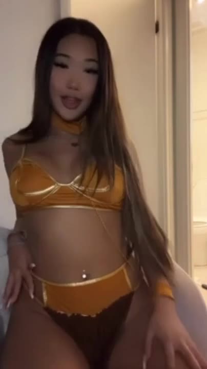 Watch Hot Asian Pussy Squirts For You