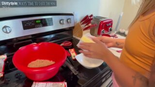 Lola Cheeks Gets Horny While Cooking