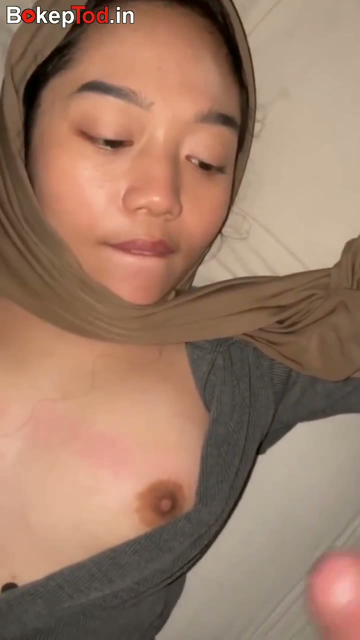 Watch Bokep Indo Hilda Pricillya Persit Hijab Cantik di Crot di Wajah