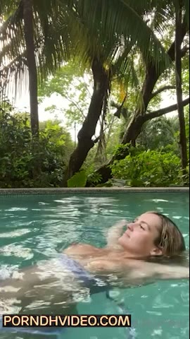 Watch AllisonNYC show big boobs in the pool!!! So hot