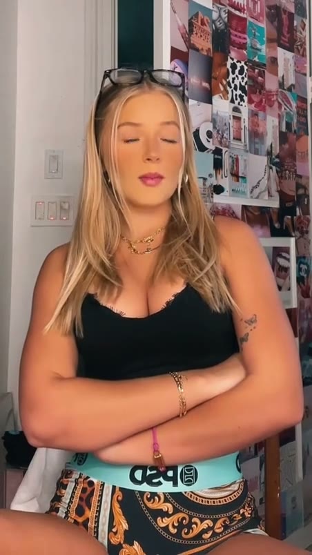 Watch ClairedeyoeClaire Lizzy show big boobs on bed… Omg!!! New Onlyfans trending video leaked