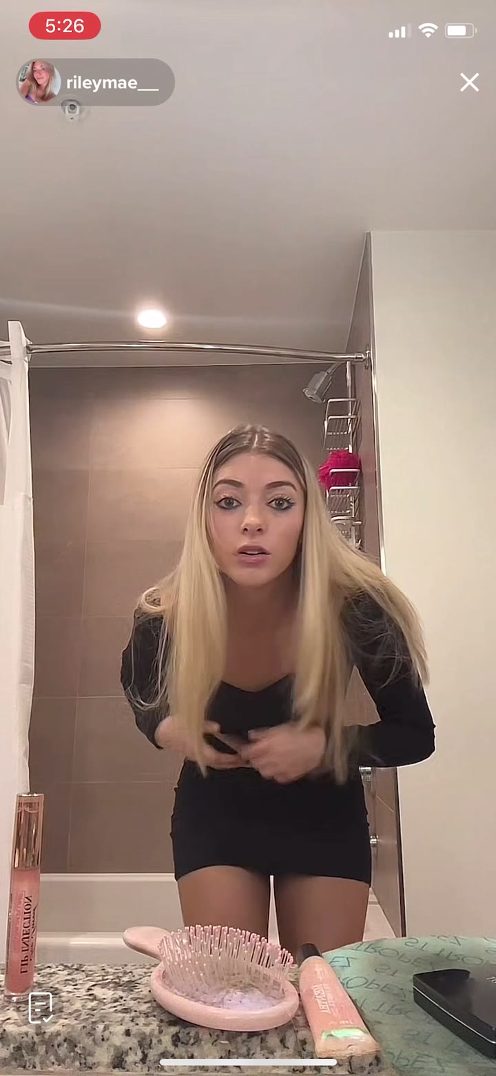 Watch Riley Mae Lewis naked show pink nipples!!! Viral video leaked…