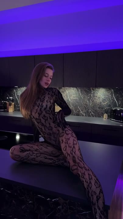 Watch Viktoriakpa Rubs Her Pussy In Her Sexy Bodysuit