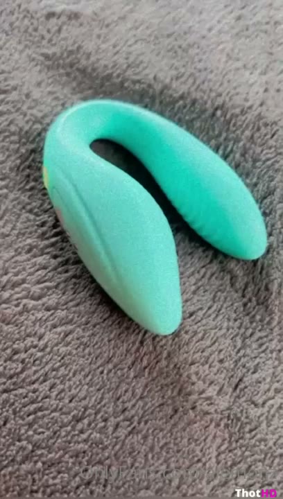 Watch Laalemonz Teasing With a Mint Toy Video