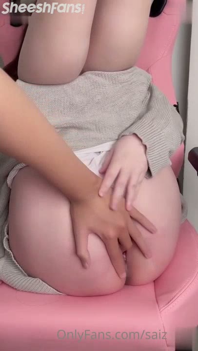 Watch Saizneko Enjoys Fingering While Gaming